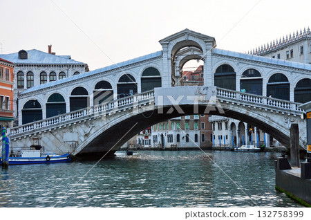 Rialto Bridge over the Grand Canal, Venice, Italy 132758399