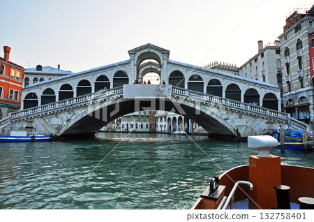Rialto Bridge over the Grand Canal, Venice, Italy 132758401