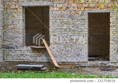 An old brick building prepared for renovation and reconstruction 132758619