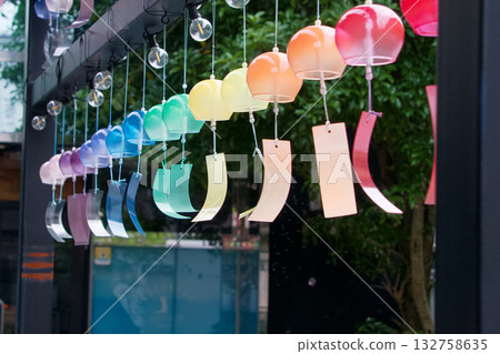 屋簷上掛著一排色彩繽紛的風鈴 屋簷上掛著一排色彩繽紛的風鈴 132758635