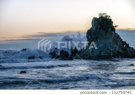 一座鳥居聳立在波濤洶湧的太平洋之上 一座鳥居聳立在波濤洶湧的太平洋之上 132759741