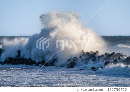 一座鳥居聳立在波濤洶湧的太平洋之上 132759752