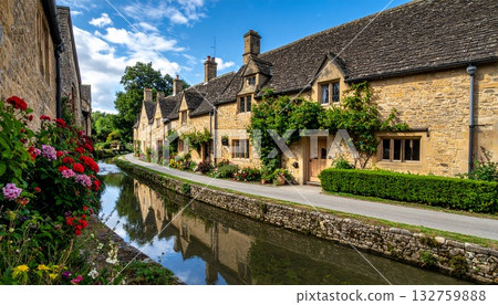 時尚的老式石頭房子 時尚的老式石頭房子 132759888