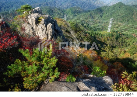 Mt. Futatsuya at the peak of autumn foliage Mt. Futatsuya at the peak of autumn foliage 132759944