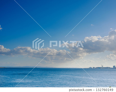 從神戶港口城市的新碼頭眺望海邊 從神戶港口城市的新碼頭眺望海邊 132760149
