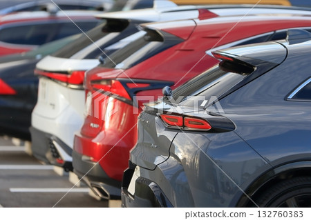 停車場內排隊等候的汽車圖片 132760383