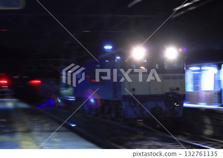 EF64-1025 型貨運列車(81 次列車)在夜間穿越黑暗,駛過車站。拍攝於 2025 年 11 月 2 日。 EF64-1025 型貨運列車(81 次列車)在夜間穿越黑暗,駛過車站。拍攝於 2025 年 11 月 2 日。 132761135