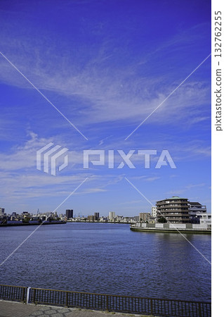 湛藍的天空和中川的景色令人心曠神怡。 湛藍的天空和中川的景色令人心曠神怡。 132762255