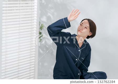 身穿睡衣放鬆的女子 身穿睡衣放鬆的女子 132762284