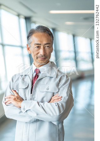 工作服的老人 132762442