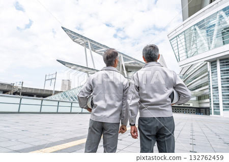 一名男性工地主管正在建築工地開會 132762459