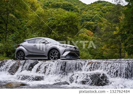 A washout and a car on Kakureha Plateau in Takayama City, Gifu Prefecture 132762484