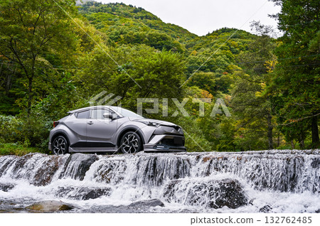 岐阜縣高山市卡庫雷哈高原上的沖毀路段和一輛汽車 132762485