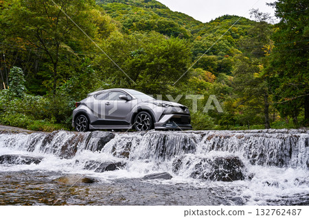 岐阜縣高山市卡庫雷哈高原上的沖毀路段和一輛汽車 132762487