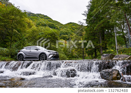 岐阜縣高山市卡庫雷哈高原上的沖毀路段和一輛汽車 132762488