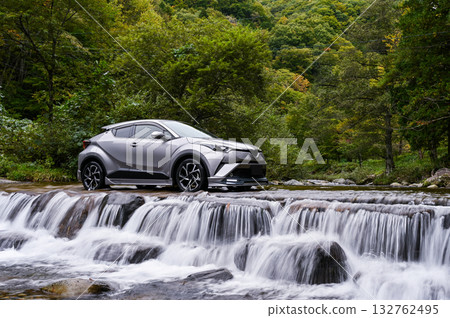 岐阜縣高山市卡庫雷哈高原上的沖毀路段和一輛汽車 岐阜縣高山市卡庫雷哈高原上的沖毀路段和一輛汽車 132762495