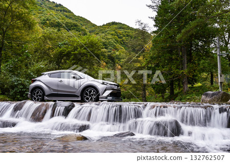 岐阜縣高山市卡庫雷哈高原上的沖毀路段和一輛汽車 132762507
