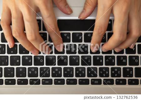 婦女處理個人電腦 132762536