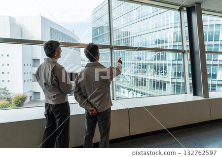 商人們在建築工地開會 商人們在建築工地開會 132762597