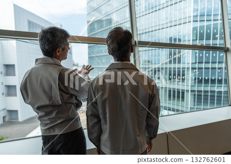 Businessmen having a meeting at a construction site 132762601