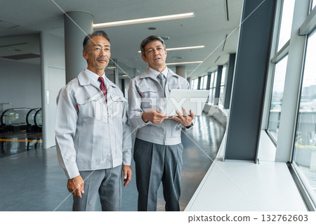 Engineers having a meeting on site 132762603