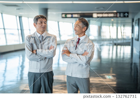 穿著工作服的老人 132762731