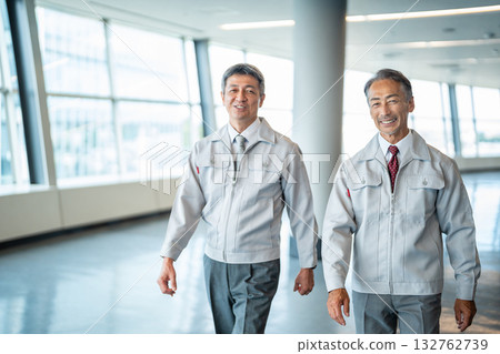 穿著工作服的老人 穿著工作服的老人 132762739