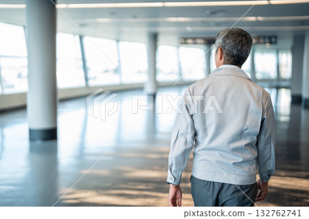穿著工作服的老人 穿著工作服的老人 132762741