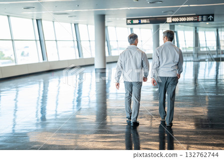 穿著工作服的老人 132762744