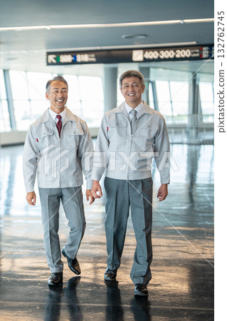 穿著工作服的老人 132762745