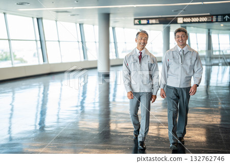 穿著工作服的老人 132762746