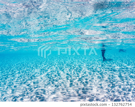 一張白色沙灘的半表面照片。美麗的珊瑚礁和成群的熱帶魚。沖繩縣島尻郡慶良間群島座間味島卡比島 132762754