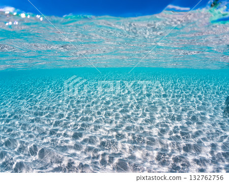 一張白色沙灘的半表面照片。美麗的珊瑚礁和成群的熱帶魚。沖繩縣島尻郡慶良間群島座間味島卡比島 132762756