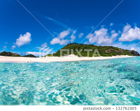 一張白色沙灘的半表面照片。美麗的珊瑚礁和成群的熱帶魚。沖繩縣島尻郡慶良間群島座間味島卡比島 132762805