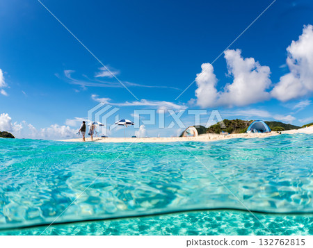 一張白色沙灘的半表面照片。美麗的珊瑚礁和成群的熱帶魚。沖繩縣島尻郡慶良間群島座間味島卡比島 132762815