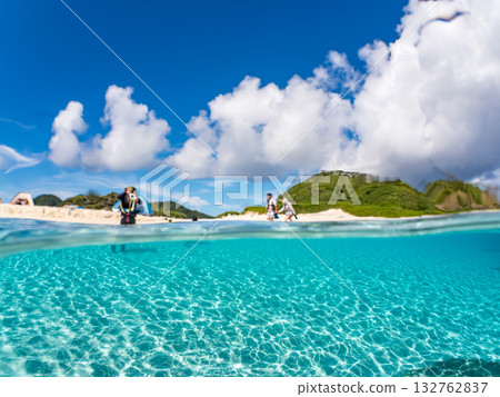 一張白色沙灘的半表面照片。美麗的珊瑚礁和成群的熱帶魚。沖繩縣島尻郡慶良間群島座間味島卡比島 132762837