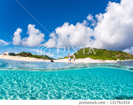 一張白色沙灘的半表面照片。美麗的珊瑚礁和成群的熱帶魚。沖繩縣島尻郡慶良間群島座間味島卡比島 132762838