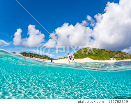 A half-surface shot of a white sand beach. Beautiful coral reefs and schools of tropical fish. Kabi Island, Zamami Island, Kerama Islands, Shimajiri District, Okinawa Prefecture 132762839
