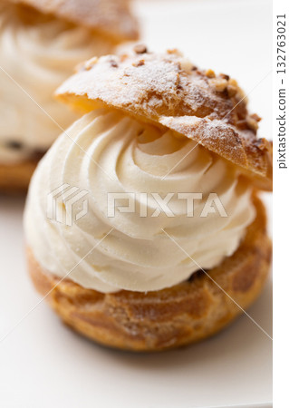 奶油泡芙，裡面塞滿了新鮮奶油 132763021