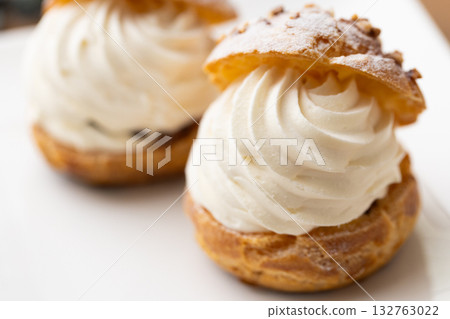 奶油泡芙，裡面塞滿了新鮮奶油 132763022