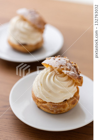 Cream puffs filled with plenty of fresh cream Cream puffs filled with plenty of fresh cream 132763032