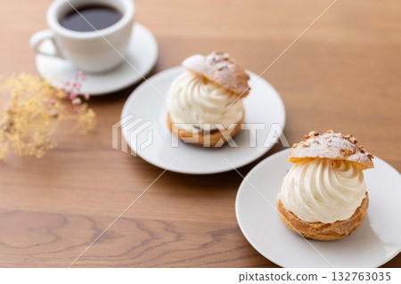 Cream puffs filled with plenty of fresh cream Cream puffs filled with plenty of fresh cream 132763035