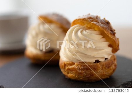 奶油泡芙,裡面塞滿了新鮮奶油 奶油泡芙,裡面塞滿了新鮮奶油 132763045
