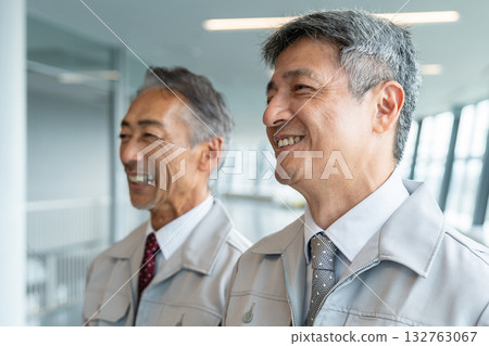 Senior man wearing work clothes 132763067