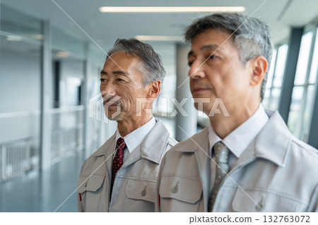 穿著工作服的老人 132763072