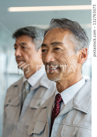 穿著工作服的老人 穿著工作服的老人 132763073