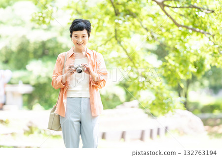 高級女性旅行相機 132763194