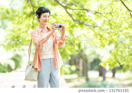 Senior woman travel camera 132763195