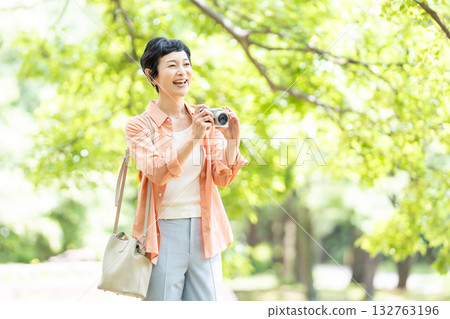 Senior woman travel camera 132763196