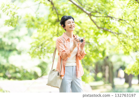 Senior woman travel camera 132763197
